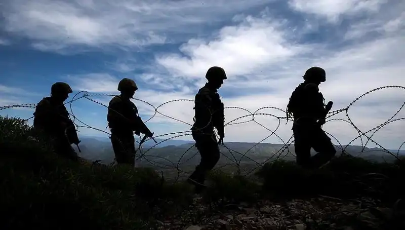 Türkiye'de İki İlde 32 Düzensiz Göçmen Yakalandı: Detaylar ve Nedenler