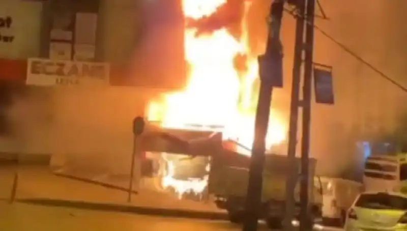Başakşehir'de İş Merkezinde Yangın: Panik Anları ve Kurtarma Çalışmaları