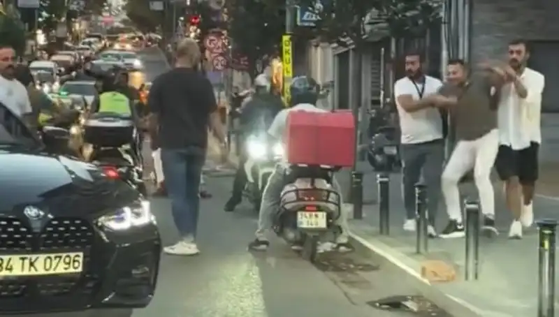 Nişantaşı'nda Yol Verme Kavgası: Sopayla Kadına Saldıran Adam Gözaltında