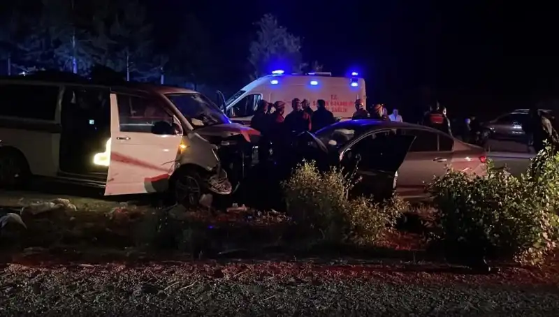 Ters Yön Kazası: İki Araç Kafa Kafa Çarpıştı, Can Kaybı ve Yaralılar Var