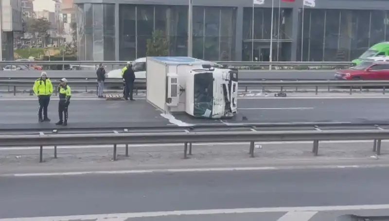 Basın Ekspress Yolu’nda Kamyonet Devrildi: Olay Anı ve Sonrası