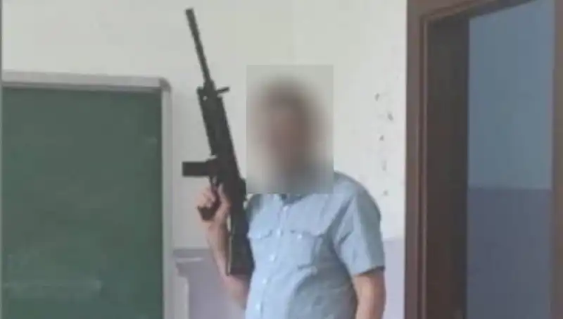 Okulda Tüfekle Poz Veren Müdür Yardımcısına Soruşturma Açıldı!