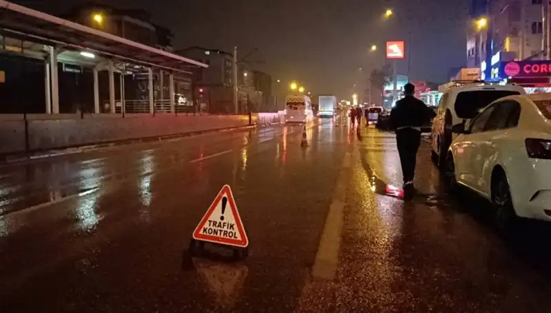 Bursa'da Kaza Sonrasında Polise Çarpan Kamyonet Olayı Şok Aşk Yaratıyor