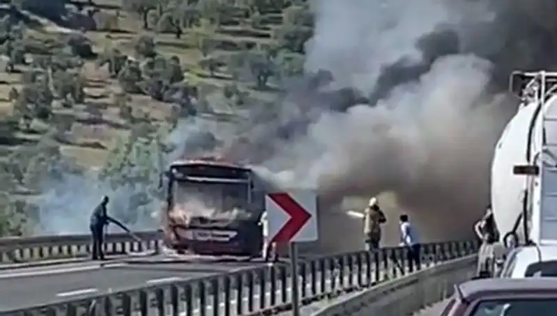 İzmir'de Belediye Otobüsü Alev Alev Yandı: Yolcuların Panik Anları