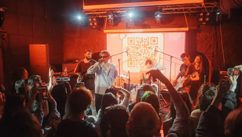 Savaşın Gölgesinde: Şehirde Saldırı ve Konser Aynı Anda Gerçekleşti