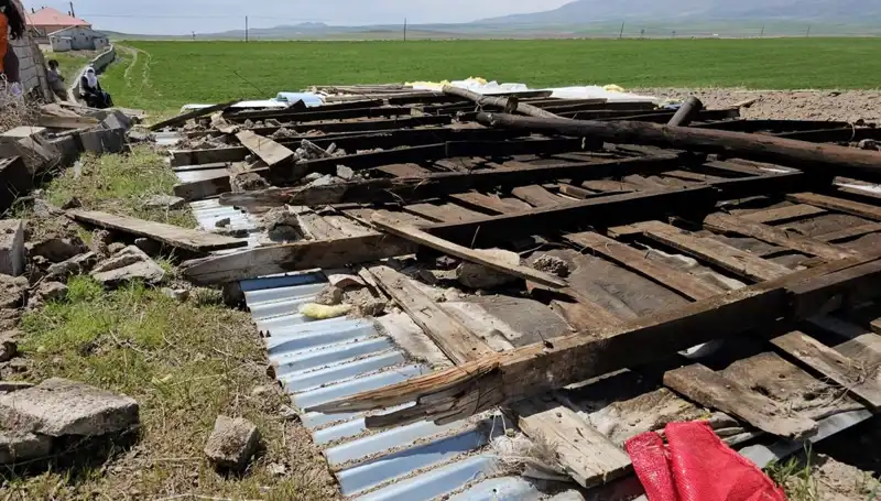 Bitlis'te Fırtına Hmmekte! Çatılar Uçtu, Zarar Büyük
