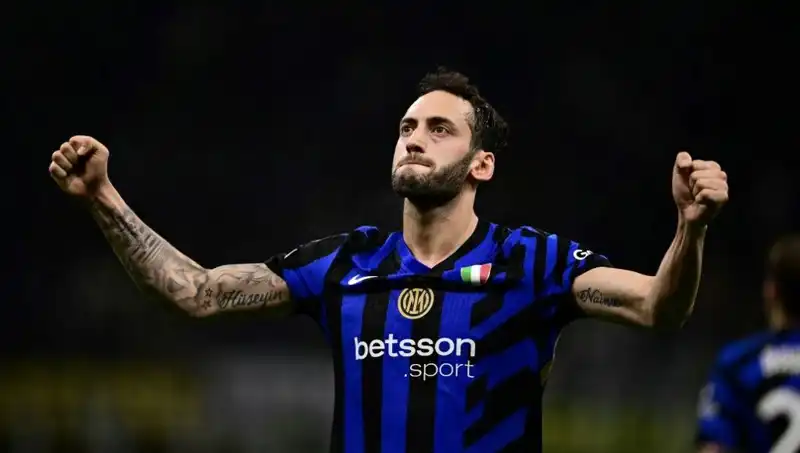Hakan Çalhanoğlu'nun Tatili Sona Eriyor: Inter Geri Dönüşü İçin Menajeriyle İstanbul'da Toplandı