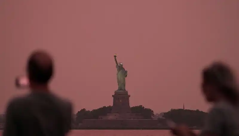 Kanada Yangınlarının Dumanı New York'u Sararken: Son Durum Nedir?