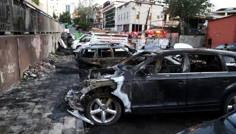 Sanayide Gökyüzünü Kırmızıya Bürüyen Korkunç Yangın: Tamir Bekleyen Araçlar Alev Alev!