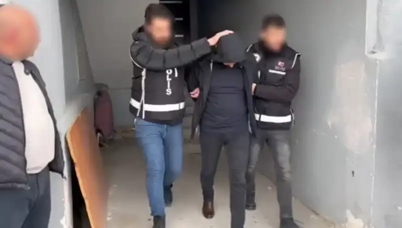 Türkiye'nin Dört İlinde Çete Operasyonu: Sarsıcı Gelişmeler ve Ele Geçirilen Silahlar