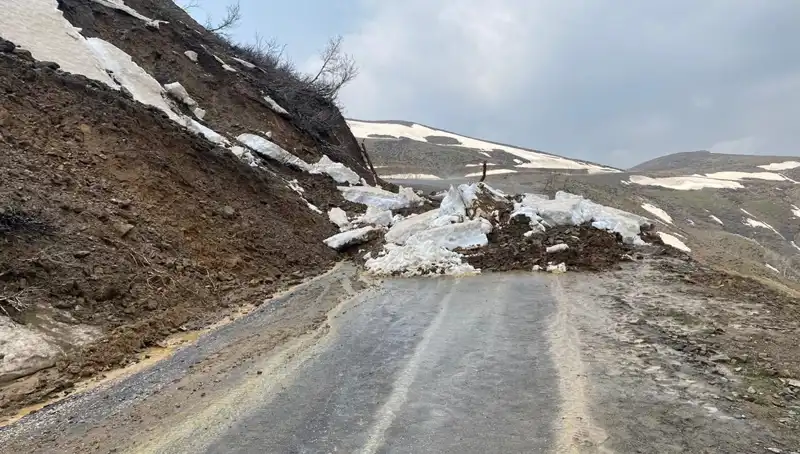 Muş’taki Heyelan Sonrası Kapanan Köy Yolu Yeniden Ulaşımda