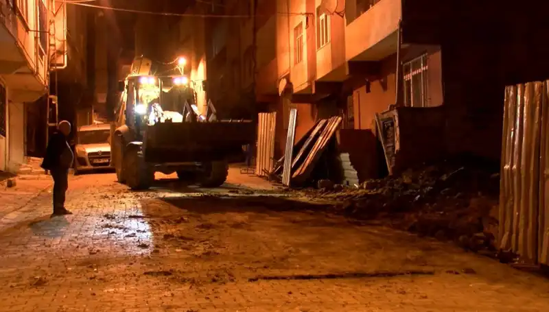 Bağcılar'da Eğilen Bina Tehlike Alarmı! Tahliye Süreci Başladı