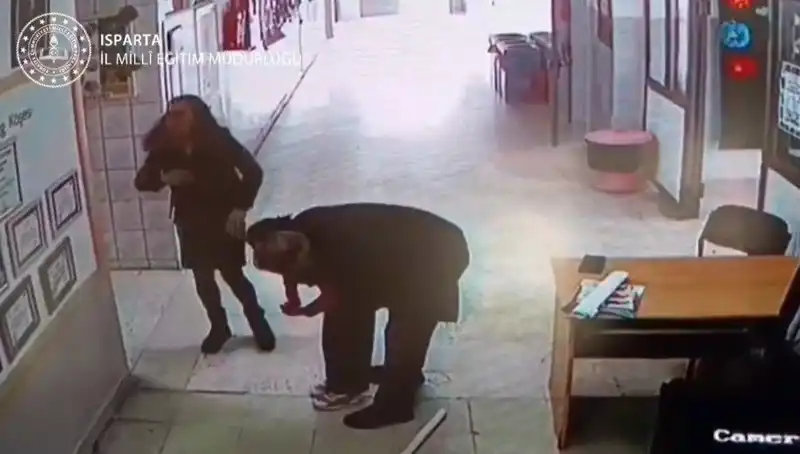 İlkokulda Öğretmenin Hayat Kurtaran Anı: Heimlich Manevrasıyla Kurtarılan Öğrenci