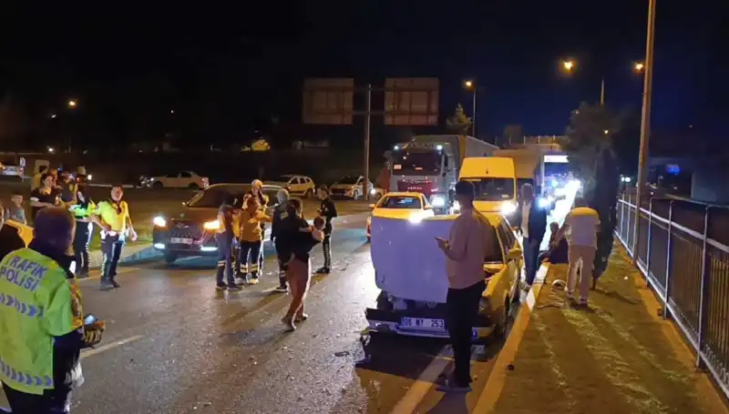 Otoyolda Kuralsız Geri Dönüş Yapan Araç Kazaya Neden Oldu: İki Çocuk Amaçsız Yolda Saldırıya Uğradı