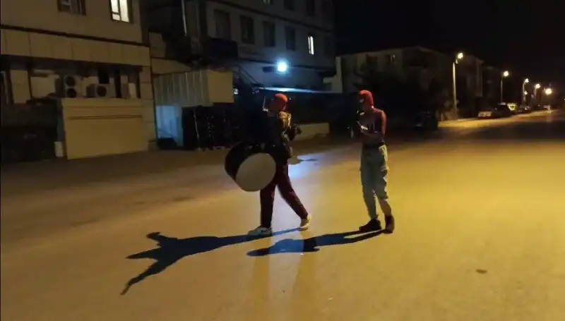 Erzincan Sokaklarında Sahur Eğlencesi: "Örümcek Adamlar" Davul Zurna Çalıp Maniler Söyledi