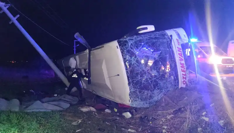 Van'da Yolcu Otobüsü Devrildi: 28 Kişi Yaralandı, Olay Anı Şok Edici
