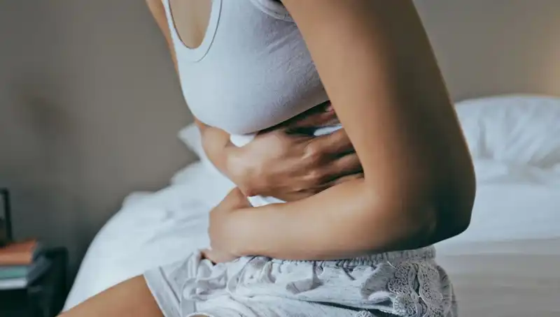 22 Yaşında Bağırsak Kanseri: Belirtileri Göz Ardı Eden Genç Kızın Hikayesi