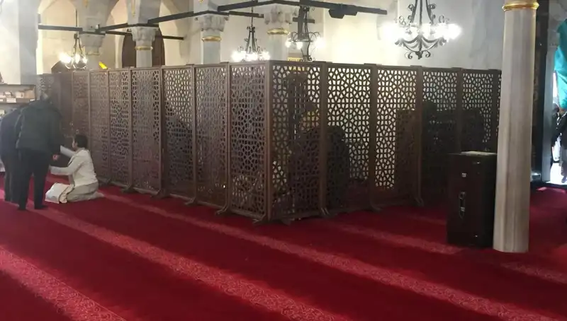 Kadın ve Erkeklerin Teravih Namazında Yan Yana Olması Tartışma Konusu Oldu