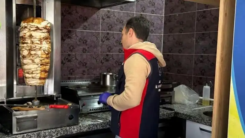 Tavuk Döner Alarmı: İşletmelere Baskınlar ve Gıda Güvenliği Endişeleri