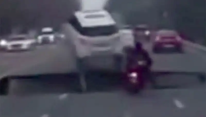 Motosiklet Kazasına Neden Olan Otoyolda Dev Çukur Şok Etti