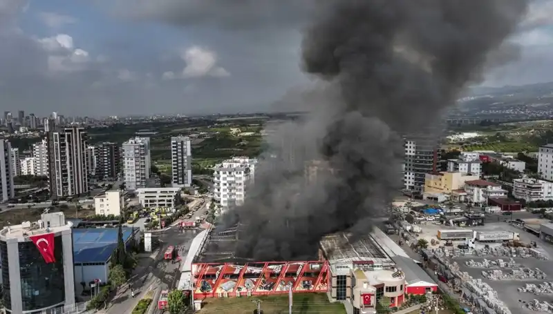 Mersin'de Fabrika Yangını: TOMA ile Yapılan Müdahale Gündem Oldu