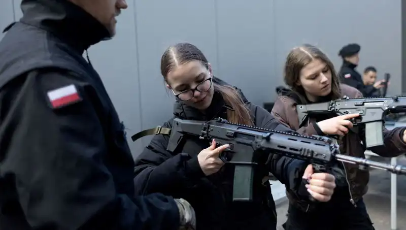 Polonya’nın Savaş Hazırlığı: Siviller Askeri Eğitime Katılıyor