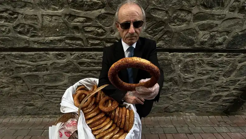 Kravatlı Simitçi: İstanbul'un Renkli Yüzü ve Lezzetli İkramları