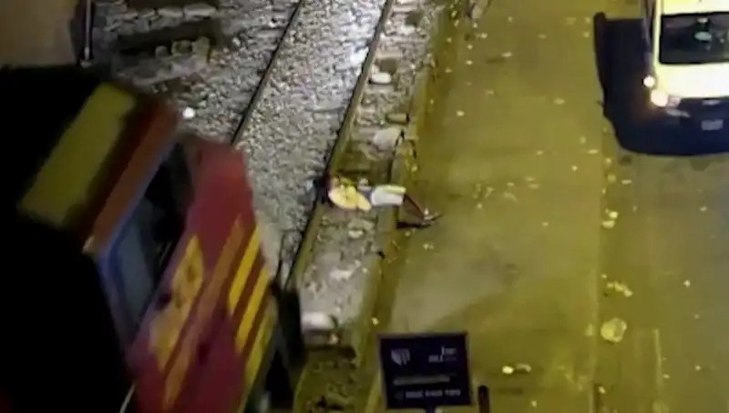 Emekli Adamın Mucizevi Kurtuluşu: Tren Çarpmasından Sonra Hayata Tutundu