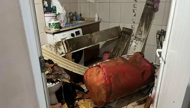 Ege Bölgesi’nde Şiddetli Fırtına: Ağaçlar Devrildi, Caddeler Beyaza Büründü