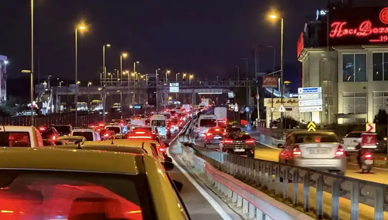 Yenibosna Metrobüs Yaya Üst Geçidinde Yeni Çalışmalar Başladı!