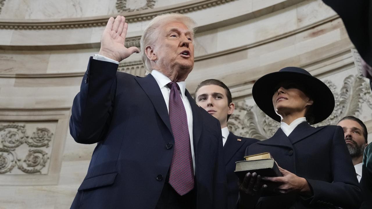 Donald Trump, ABD Başkanlık Koltuğuna Oturdu