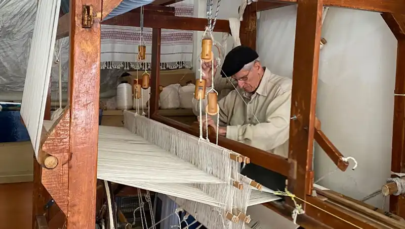 62 Yıldır İpliklerle Dans Eden Usta: Sanatı ve Mesleği Birleştiriyor