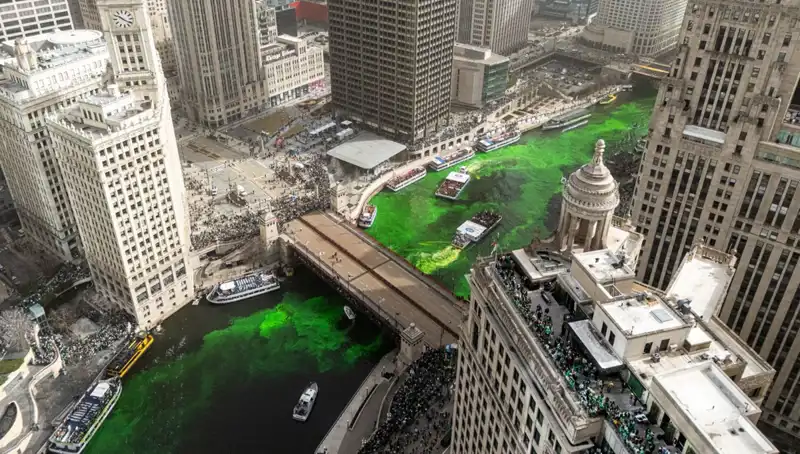 Chicago Nehri, Aziz Patrick Günü Kutlamaları İçin Yeşile Boyandı