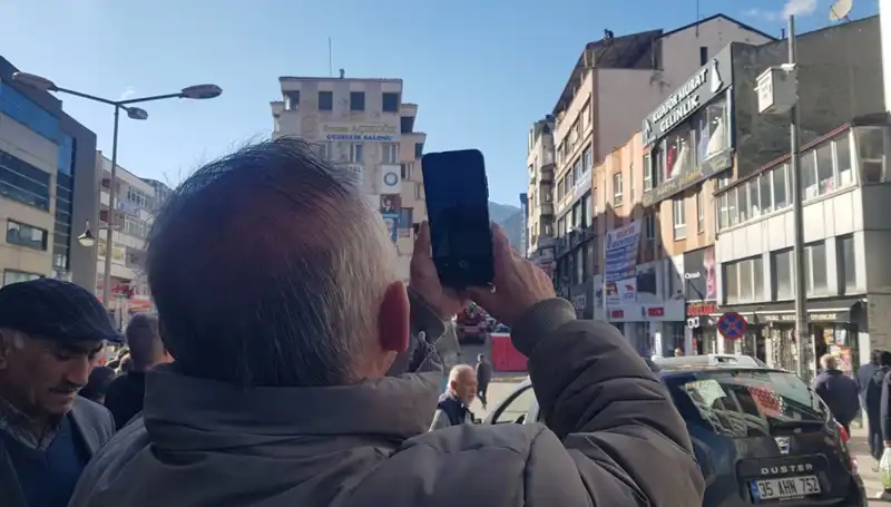Çatıya Çıkan Kişiyi Görüntülemek İçin Takip Yarışı: O Anlar Kameralara Yansıdı