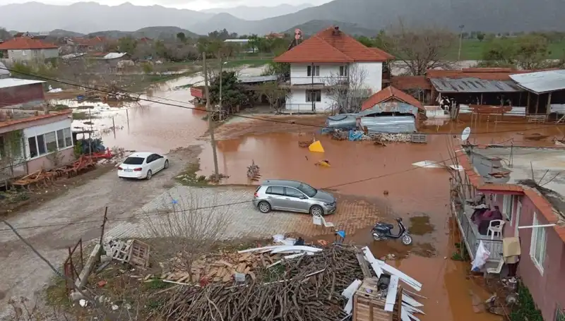 Burdur’da Şiddetli Yağışlar Hayatı Olumsuz Etkiledi: Evler ve Ahırlar Su Altında Kaldı