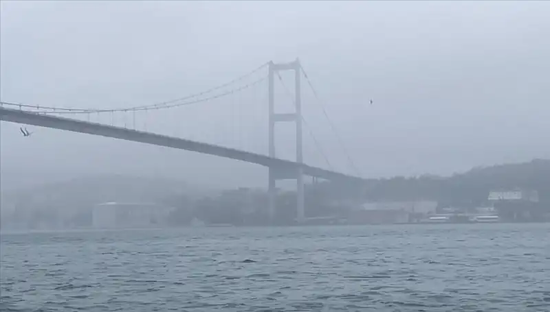 İstanbul Boğazı'nda Sis, Gemi Trafiğinde Büyük Aksamalar Yaşanıyor