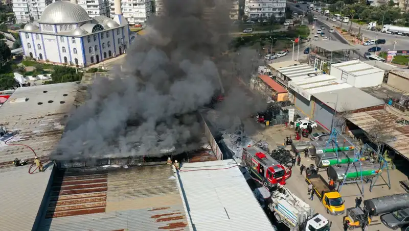 İzmir'de Oto Lastikçide Korkutan Yangın: Ayrıntılar ve Sebepler