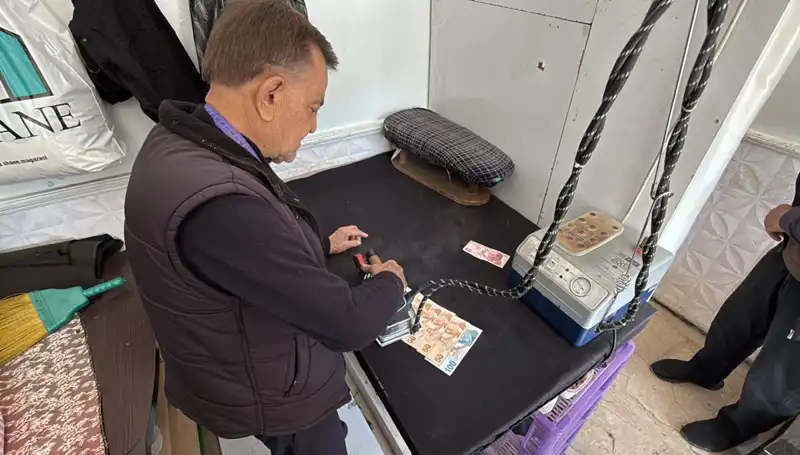 47 Yıllık Terzi Ahmet'in Paraları Ütüleme Alışkanlığı Şaşırttı!