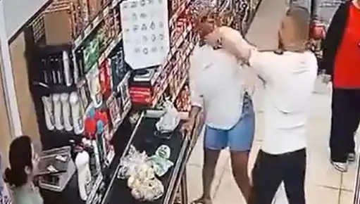 Markette Şok Anlar: Çocuğunun Gözleri Önünde Kadına Saldırı!