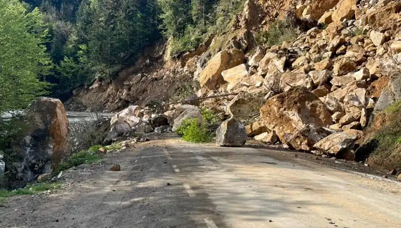 Giresun’da Meydana Gelen Heyelan Yol Ulaşımını Tamamen Kapadı