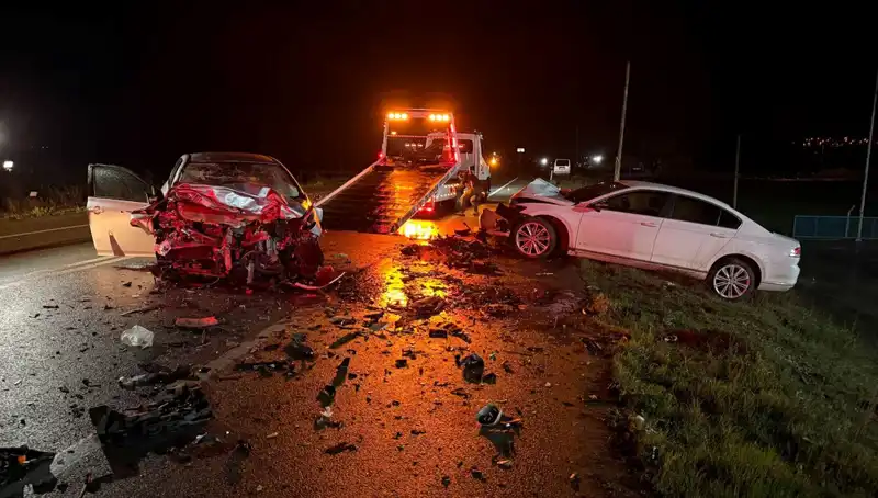 Çanakkale'de Korkunç Kaza: İki Otomobil Kafa Kafaya Çarpıştı, 3 Ölü 1 Yaralı